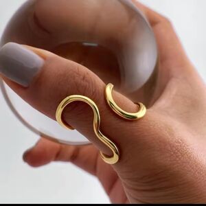 Elegant Gold Wave Ring